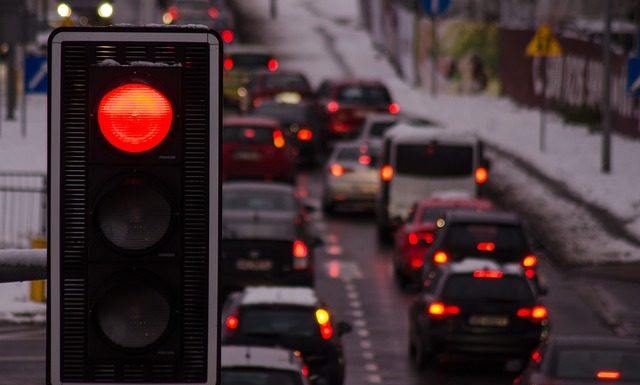 Okres Wszystkich Świętych wyzwaniem nawet dla doświadczonych kierowców. Jak się przygotować
