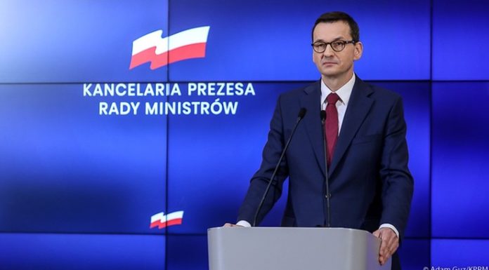 Limit osób w sklepach, obowiązkowe rękawiczki, odstępy na ulicy. Rząd wprowadził nowe ograniczenia